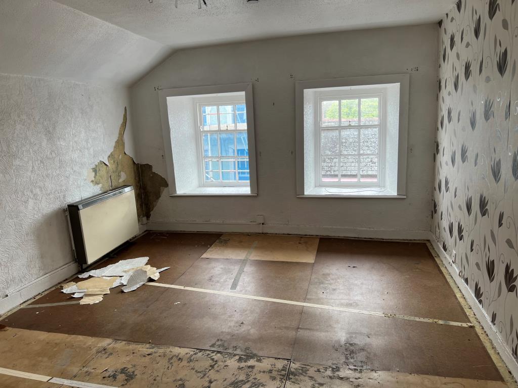 Lot: 82 - LARGE PERIOD HOUSE COMPRISING FIVE SELF-CONTAINED FLATS FOR UPDATING - Bedroom in flat five located on third floor